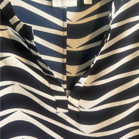 New York & Company Navy and White Wave-Stripe Tunic Tie short sleeves size large - Picture 3 of 9